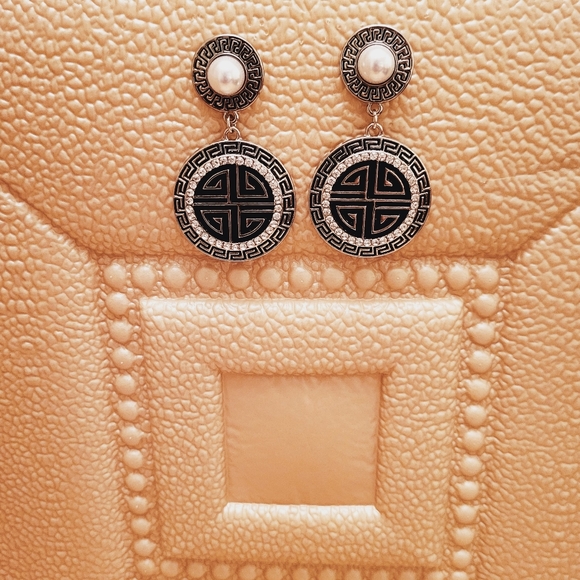 Silver pierced Pearl and Rhinestone Earrings - Picture 1 of 1
